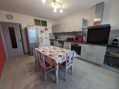 Maison de campagne avec jardin, véranda ensoleillée et chambres confortables à Montot-sur-Rognon - FR-1-611-101 gîte à louer Vignes-la-Côte