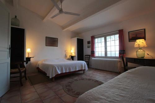 1 queen bed, 2 twin beds