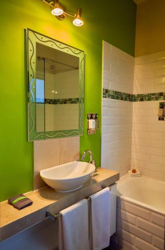 Double Room image 10