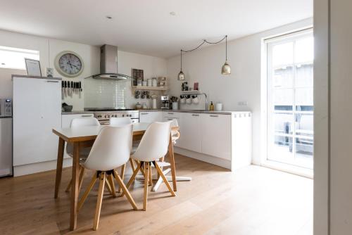 Cocina, Tranquil Village Retreat / Tjørnuvík (Tranquil Village Retreat / Tjørnuvik) in Gjogv