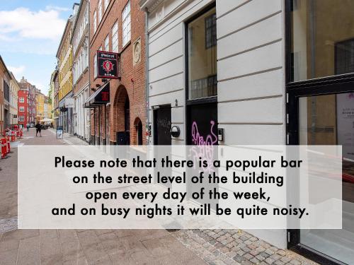 Sanders Leaves - Two-Bedroom Apartment with shared roof-top terrace