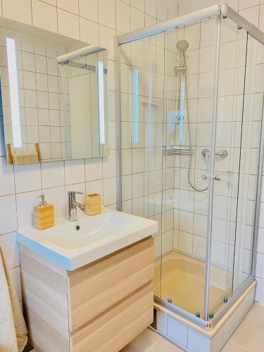 Zuhanyzó, Zentrale Wohnung mit Alpenblick in Krems Templomfalu