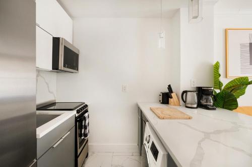 1597-7 Luxury Upper East Studio W&D in unit, New York (Foto 8)