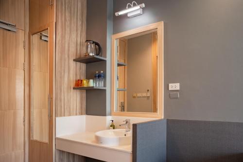 iCheck inn Gems Center Silom, Bangkok (photo 8)