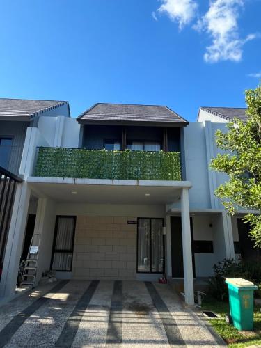 2 Floor Cozy House in Wisteria Jakarta Garden City