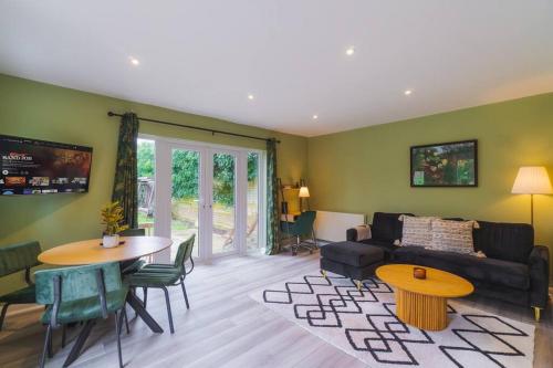 Wellness Escape by River, Sauna, Heated Pool, Hot Tub gîte à louer Windsor Racecourse