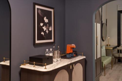 Standard King Room image 4