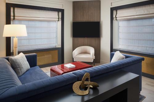 Vesper King Suite with Sofa Bed image 3