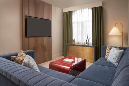 Executive king suite with Sofa Bed image 10