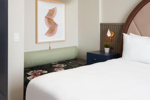 Standard King Room image 3