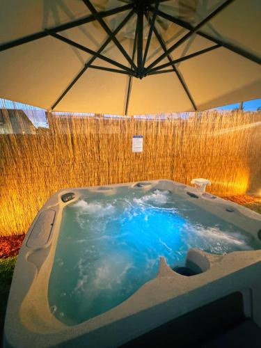 Family Friendly 4Bedroom, 3Bathroom, Hot Tub, BBQ, near Everglades, Miami MetroZoo in Homestead, USA