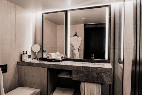 Classic Double Room with Two Double Beds image 6