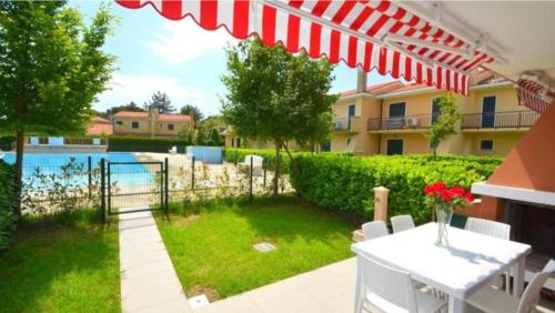  Terraced house with private garden, Ferienwohnung in Bibione