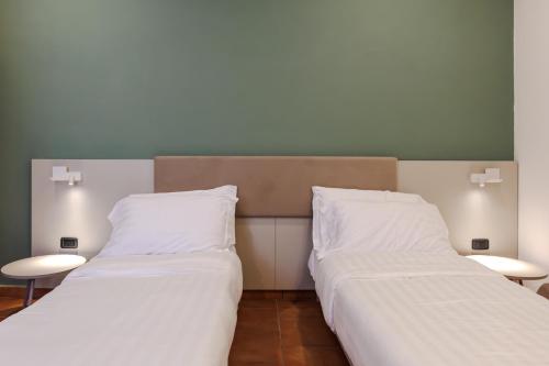 1 queen bed, 2 twin beds