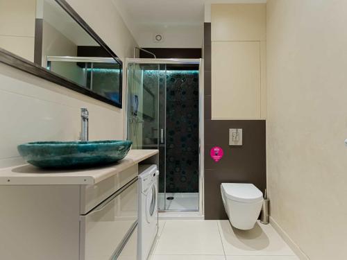 One-Bedroom Apartment image 6