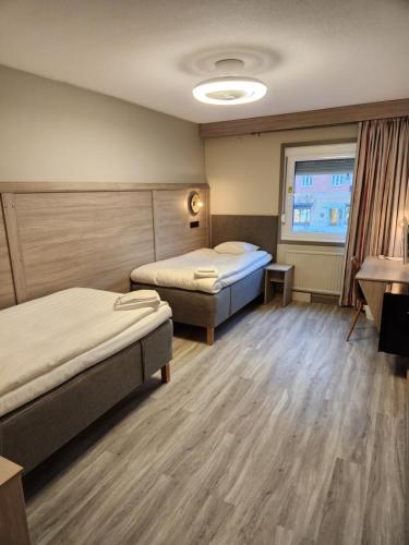 2 twin beds