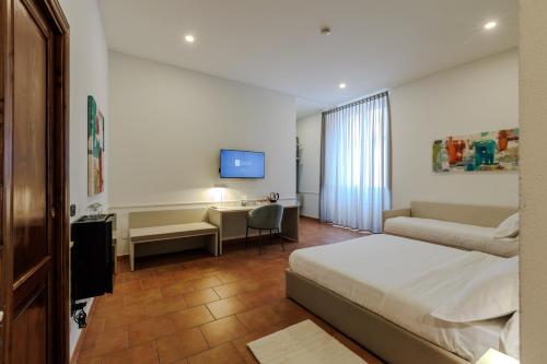 1 king bed, 1 twin bed