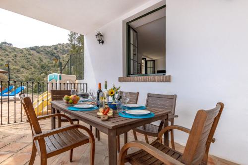 Two-Bedroom Apartment with Sea View image 1