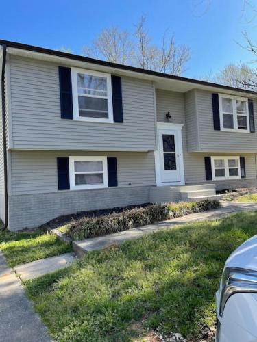 Spacious 4BR - 10 Min to Uptown - Yard - Pets OK, Шарлотт