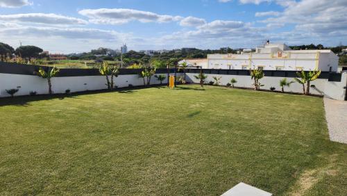 Sunrise Villa by Laranjal Rentals - image 3