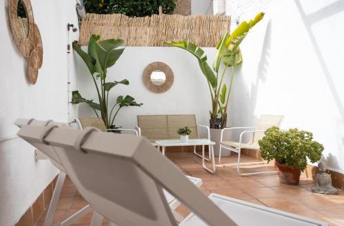 Stylish Apartment with Terrace for Couple or Family, Барселона