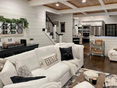 Picket Fences - Great Downtown Location