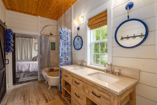 Picket Fences - Great Downtown Location