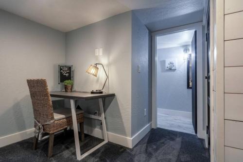 Picket Fences - Great Downtown Location