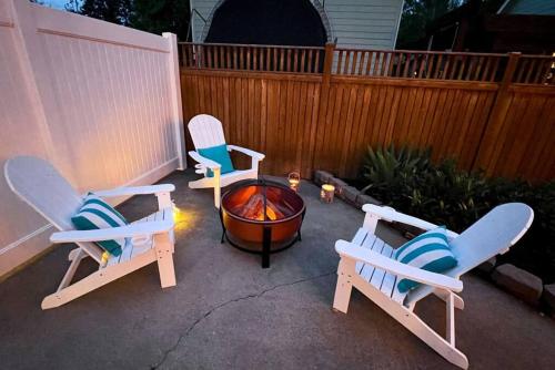 Picket Fences - Great Downtown Location