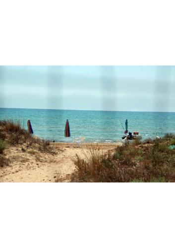 Appartavilla su spiaggia con giardino alberato