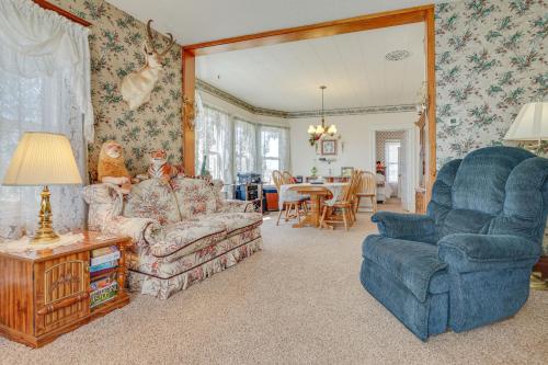 Quiet Farmhouse Retreat with Fire Pit - Pets Welcome in Milltown, USA