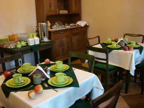 Restaurant, Green Hostel Wroclaw przy ZOO in Zalesie