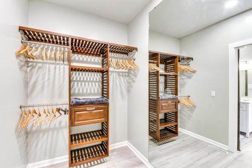 Lake Keowee Resort Condo Pool, Beach, Golf Access Lake Keowee Resort Condo Pool, Beach, Golf Access