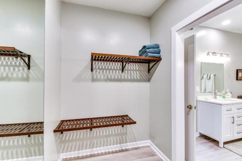 Lake Keowee Resort Condo Pool, Beach, Golf Access Lake Keowee Resort Condo Pool, Beach, Golf Access