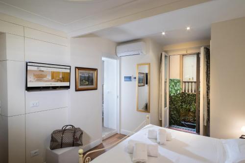 Standard Double Room image 10
