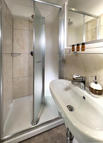 Standard Double Room image 8