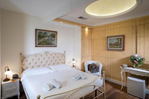 Standard Double Room image 5
