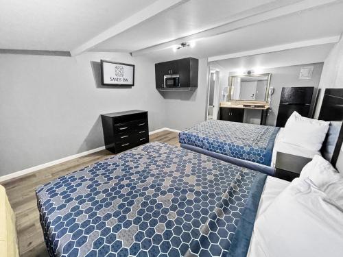 2 queen beds