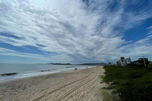 Oásis em Piçarras: 300mts da praia| 2 dorm| AC