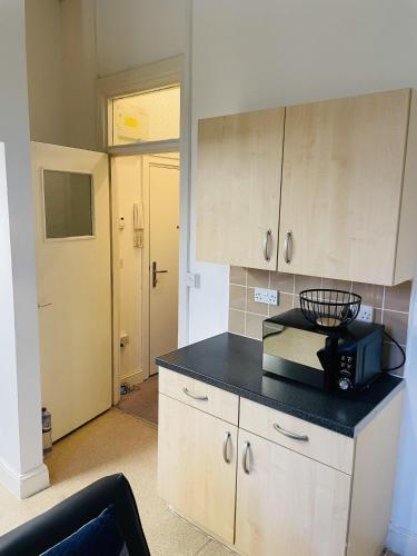 Bustling Western Apartment - image 4