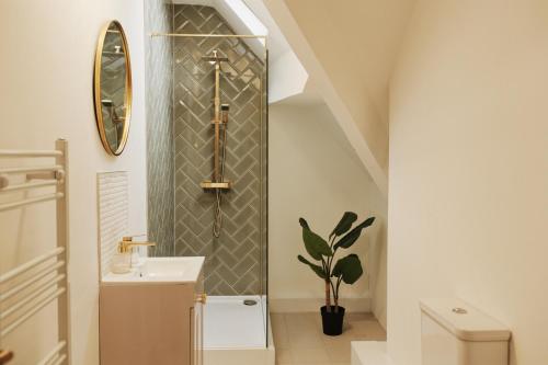 Bathroom, Lamara Deluxe Apartments, Liverpool near Oomoo