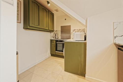 Kitchen, Lamara Deluxe Apartments, Liverpool near Oomoo