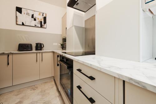 Kitchen, Lamara Deluxe Apartments, Liverpool near Oomoo