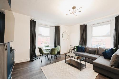 Lamara Deluxe Apartments, Liverpool near Oomoo