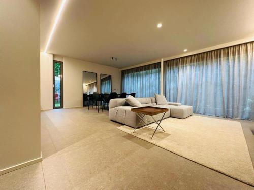 Appartamento di lusso su 2 livelli con mini piscina esterna a 5 min da Tasis in Collina d'Oro