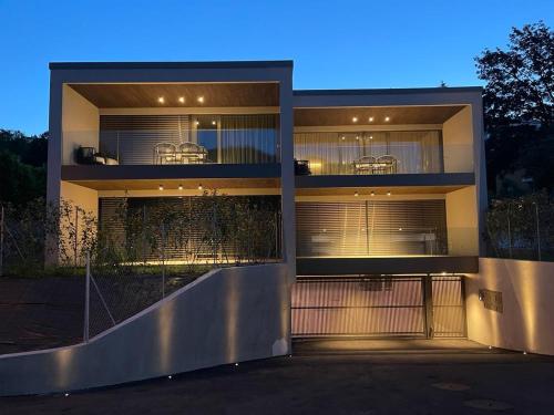 Appartamento di lusso su 2 livelli con mini piscina esterna a 5 min da Tasis in Collina d'Oro