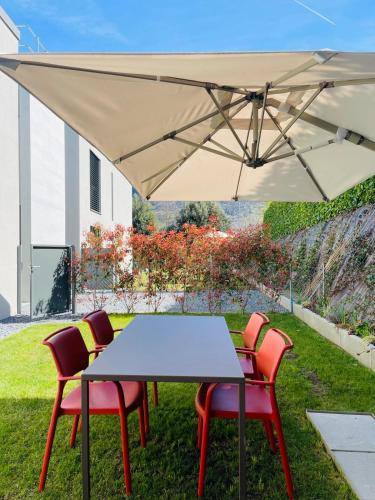 Appartamento di lusso su 2 livelli con mini piscina esterna a 5 min da Tasis in Collina d'Oro