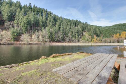 Peaceful McKenzie River Retreat: Fish, Hike, & Ski in Vida (OR)