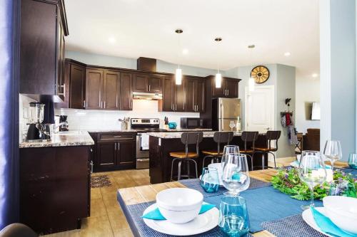 Modern Home - King Bed - Garage - Long Stays, Edmonton