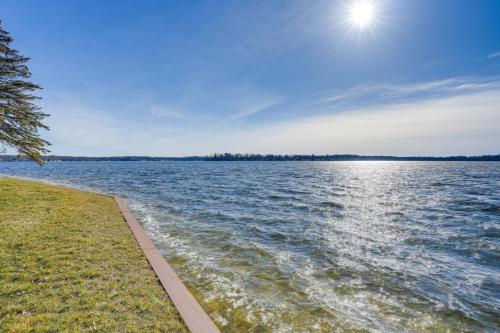 Delton Lake House with Boat Dock Fish, Swim and More! in Orangeville, Vereinigte Staaten von Amerika